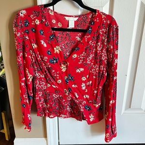 H&M Floral Top, size 8 US, fits like a medium, comes with extra buttons on tag